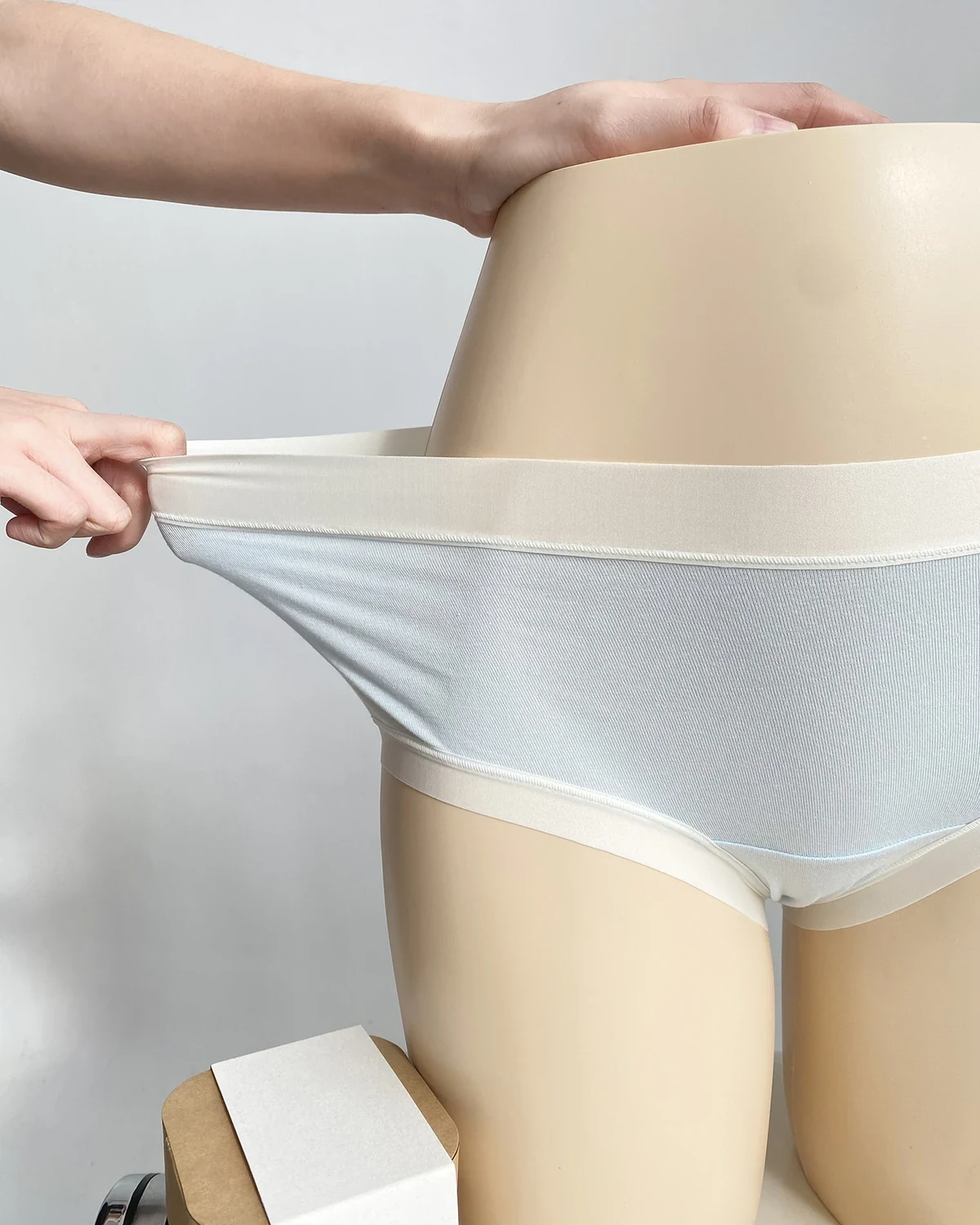 Comfortable breathable cotton color-block triangle panties , mulberry, styled view